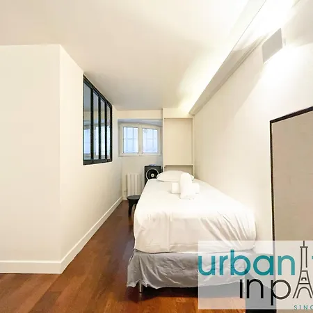 Urban Flat 09 - Stylish Triplex Champs-elysees Parigi